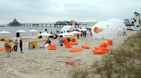 2 ZDF Fussballstrand 2012 ZENDOME Geodaetisches Domezelt